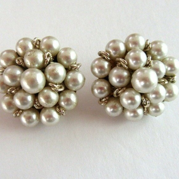Vintage Mid Century white faux pearl cluster clip on earrings gold wires - Picture 3 of 5